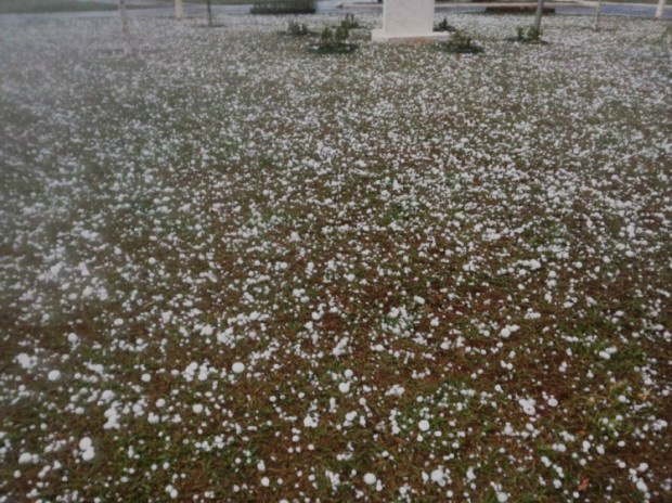 Pedras de gelo cobriram o gramado existente em um posto de combustíveis em Novo Horizonte do Sul (Foto: Nova News )