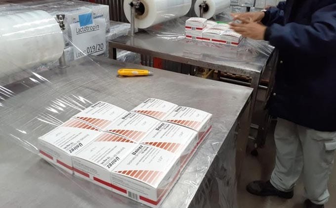Medicamentos do kit intubação sendo embalados para distribuição aos estados. (Foto: Divulgação)