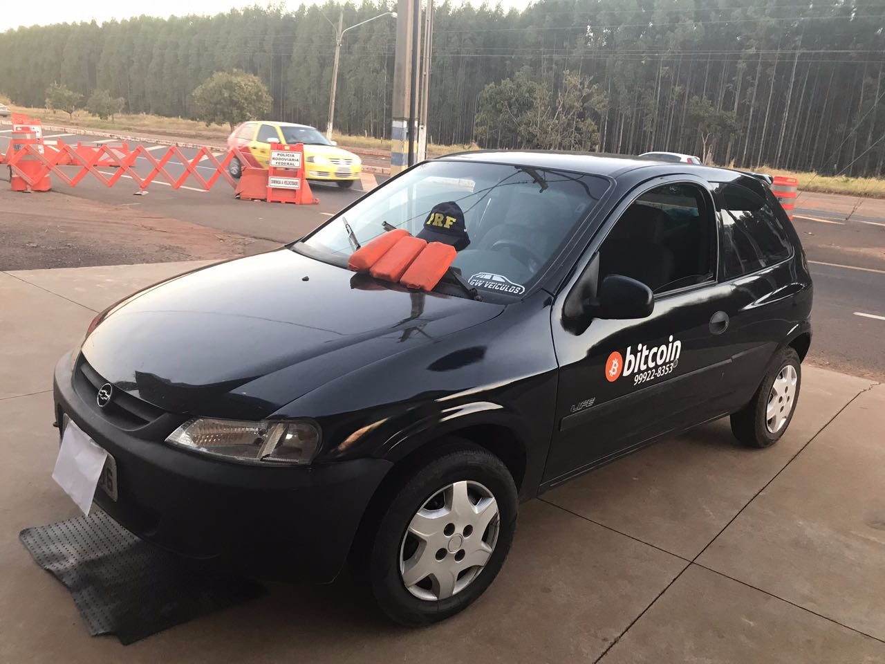 No carro haviam duas pessoas e a droga seria entregue em Três Lagoas. Foto: Divulgação PRF