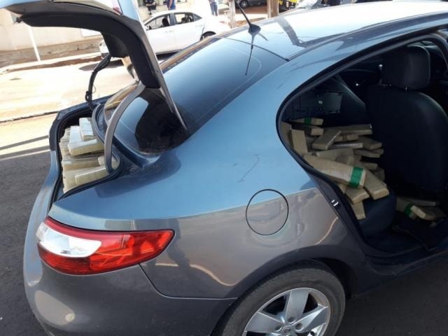 Tabletes de maconha estavam no porta-malas e sobre os bancos do carro (Foto: Divulgação)