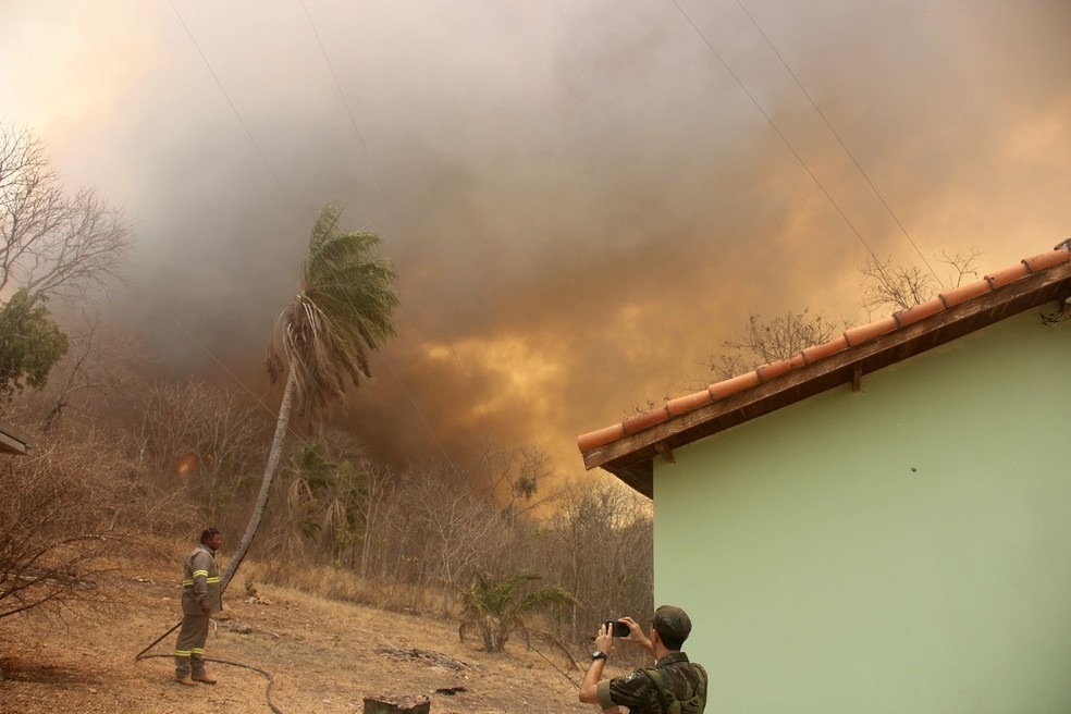Uma casa ficou destruída por conta do fogo e moradores foram resgatados, no Pantanal de MS. Foto: Governo de MS/Divulgação