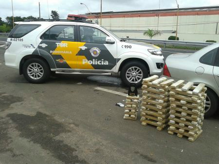 Tabletes de maconha apreendidos pela Polícia Militar Rodoviária na Marechal Rondon. Foto: AtaNews 