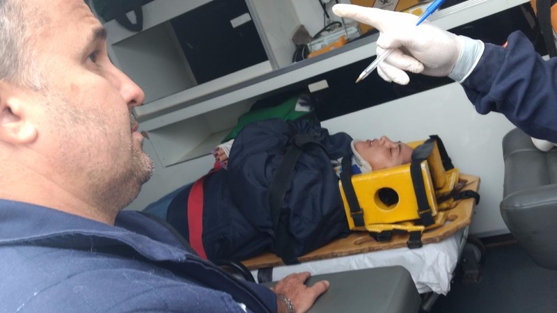 Vítima do acidente é socorrida pelo Samu. (Foto: Henrique Neto/Caçula FM)