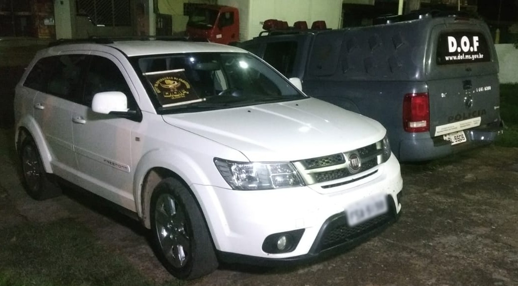 Fiat Freemont de cor branca recuperado na fronteira. Foto: Assessoria DOF.