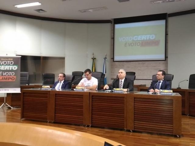 Da esquerda à direita, presidente da OAB, Mansour Karmouche, procurador Marcos Nassar, desembargador Sérgio Martins e procurador do MP, Paulo Passos. (Foto: Kleber Clajus).