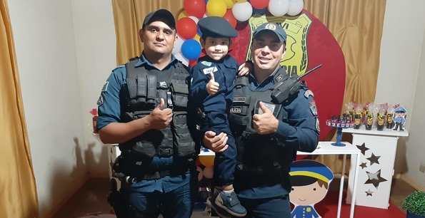 O garotinho Davi na companhia de policias. Foto: Assessoria de Comunicação Social do 2°BPM.