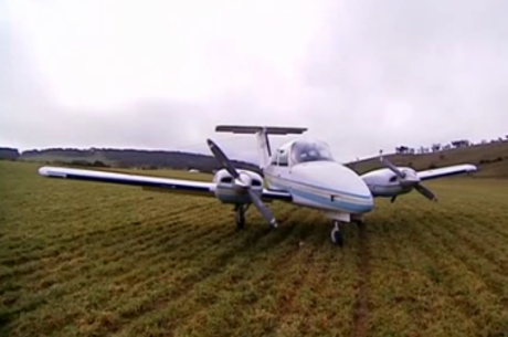 O piloto de 23 anos confrontou o passageiro e fez uma chamada de emergência antes de pousar