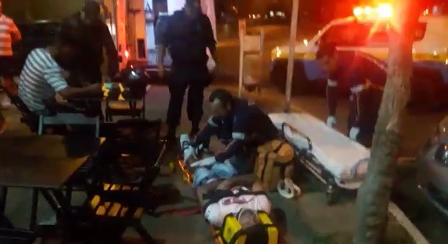 Socorristas do Samu dão atendimento ao piloto da moto. (Foto: Fábio Campos/Caçula FM)