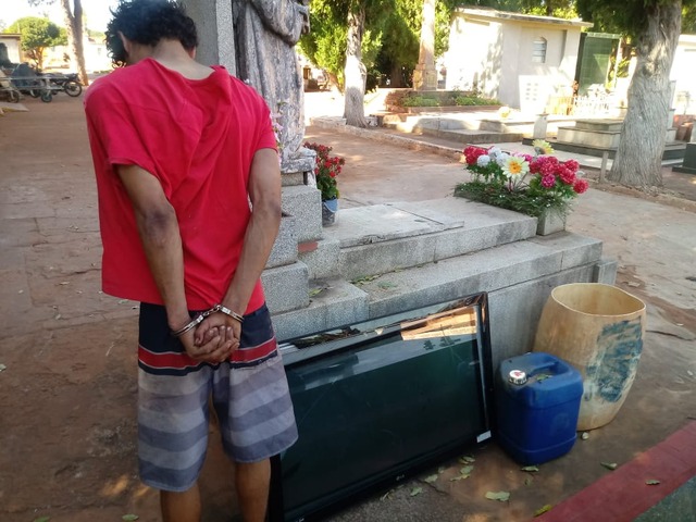 O autor F. B. R. (19) preso em flagrante e o objeto furtado recuperado. O objeto foi deixado pelo jovem escondido no cemitério. Foto: Divulgação/PM