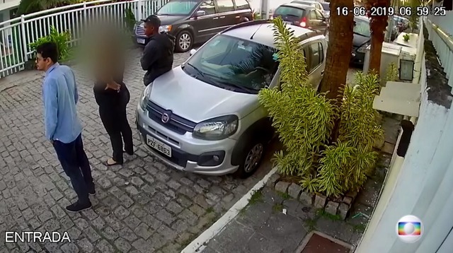 6h59 - Lucas, de camisa preta, e Flávio, de camisa azul, conversam perto de casa — Foto: Reprodução/TV Globo