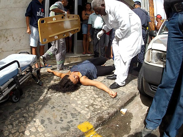 Mulher foi atendida por uma equipe do Samu e encaminhada para o HGE (Foto: Imagens / TV Bahia)