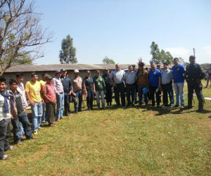Indígenas, representantes e policiais debateram assunto (Foto: Divulgação/PM)