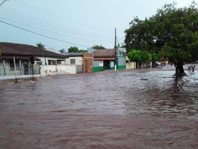 Chuva tomou conta de avenida de Ivinhema (Foto: Direto das Ruas)