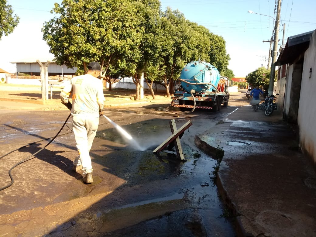 Registro da limpeza no bairro Jd. Alvorada neste fim de semana. Foto: Assessoria Sanesul de Três Lagoas.