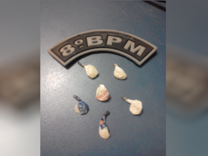 As seis porções de crack flagrada com o adolescente com 17 anos em uma das ocorrências do fim de semana. Foto: Assessoria de comunicação Social do 8º BPM