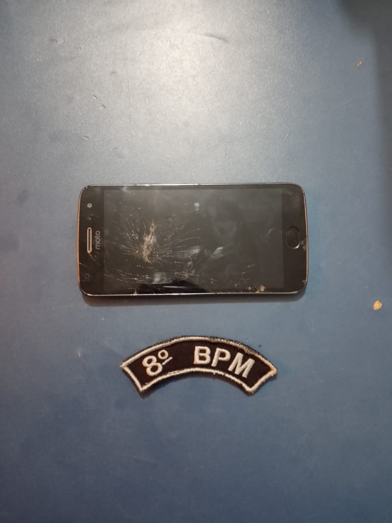 O celular apreendido com o homem de 21 anos preso na sexta. Foto: Assessoria de comunicação Social do 8º BPM
