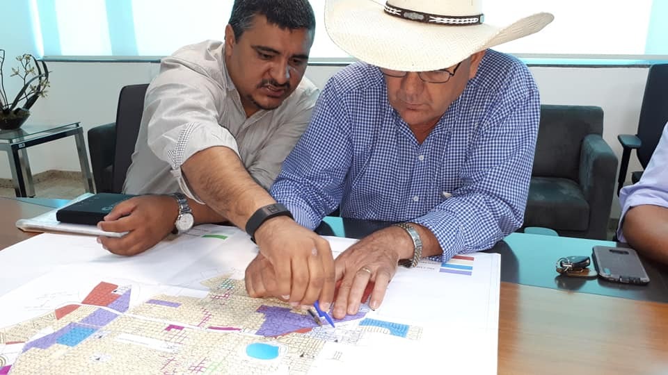 O gerente regional da Sanesul de Três Lagoas Adilson Bahia e o prefeito de Três Lagoas Ângelo Guerreiro. Foto: PMTL.