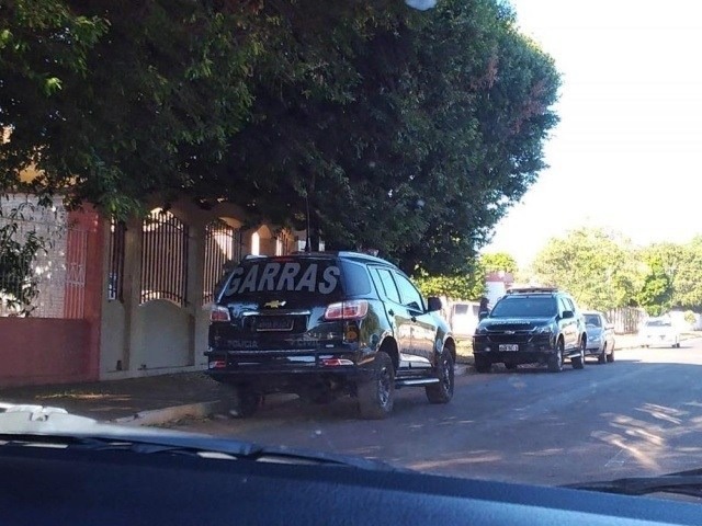 Força-tarefa cumprindo mandado de prisão na casa do delegado Eder Oliveira Moraes. Foto: Divulgação/Polícia Civil.