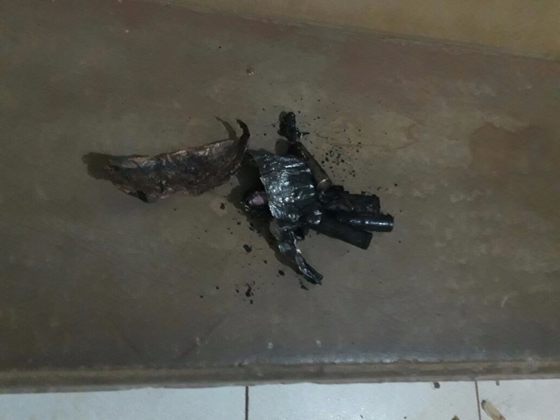 Cartuchos estariam em um saco de carvão. (Foto: Reprodução/rede social)