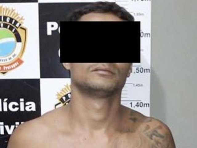 Rapaz de 23 anos em delegacia após prisão (Foto: Assessoria/ Polícia Civil)