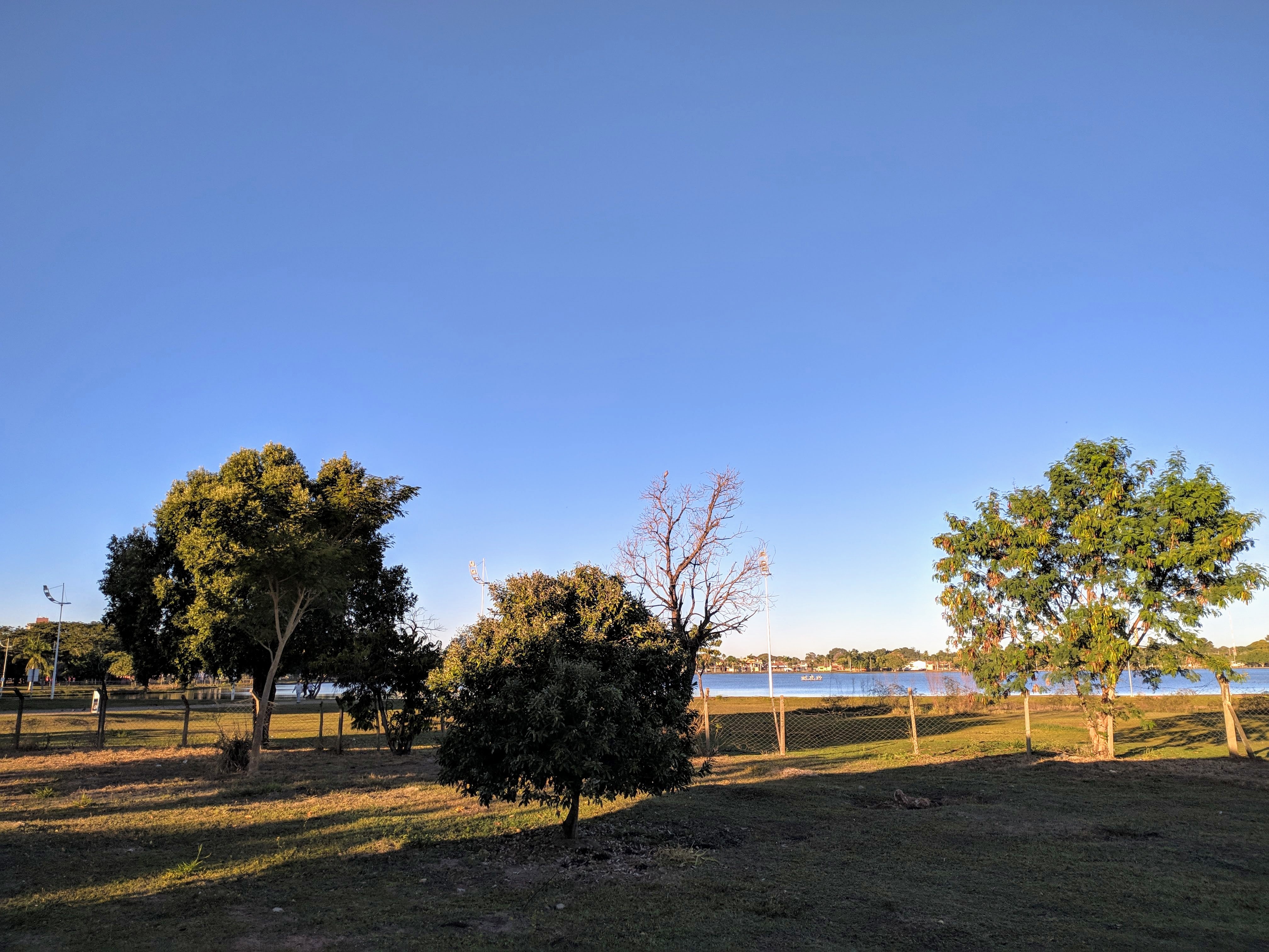 O céu da cidade hoje (25) visto da Lagoa Maior. Foto: Rodrigo de Freitas/Rádio Caçula