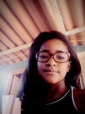 A pequena Geovana precisa realizar exames para conseguir realizar o transplante de córneas e recuperar a saúde. Foto: Arquivo Pessoal. 