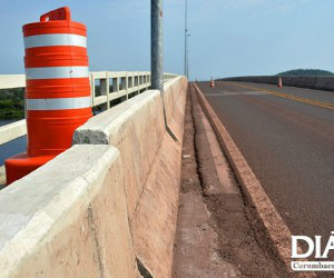 Sinalização marca ponto onde houve abertura do vão (Foto: Anderson Gallo/Diário Corumbaense