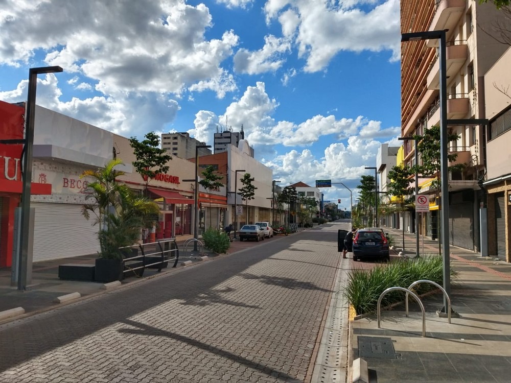 Comércio está totalmente fechado em uma das principais vias de Campo Grande (MS), a rua 14 de Julho — Foto: Huanderson Merlotti/TV Morena