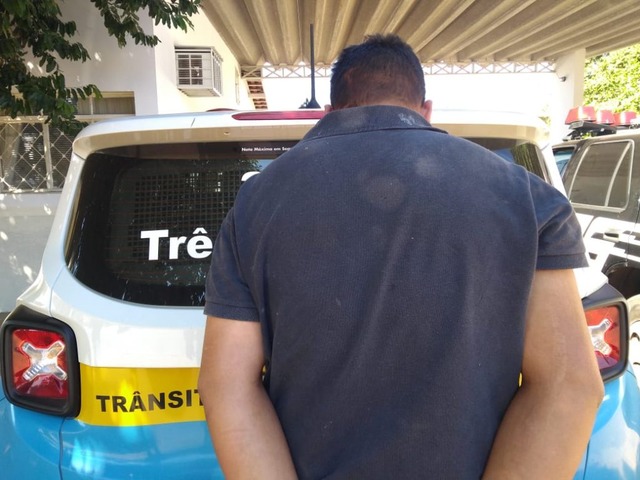 O jovem (24) foragido da Justiça foi preso pela PM durante rondas ostensivas. 