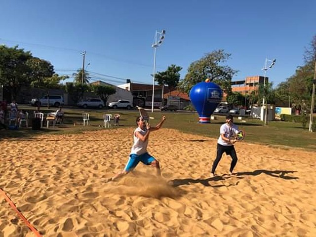 Dupla participante do Campeonato Estadual de Beach Tennis na Lagoa Maior em Três Lagoas. Foto: Divulgação.