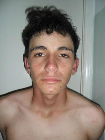 O assaltante Tales Costa dos Santos preso na casa da avó. (Foto Rádio Caçula)