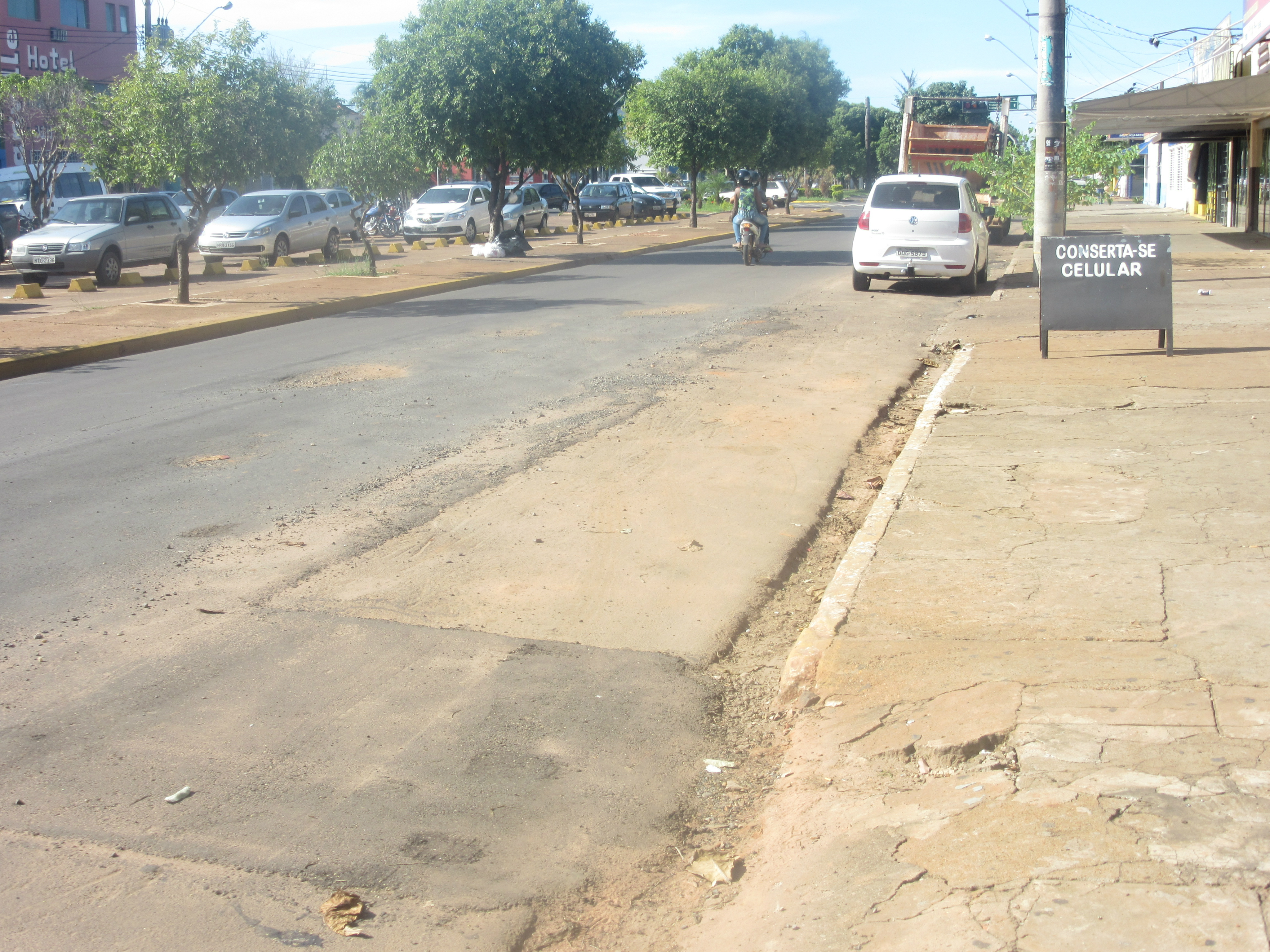 Avenida Filinto Muller, uma das principais da cidade de Três Lagoas (MS) está com buracos. Foto: Rádio Caçula