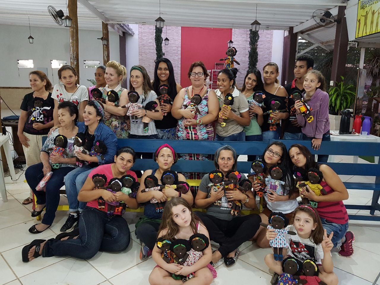 O curso foi realizado de graça e as participantes ajudaram na confecção de bonecas para doações. Foto: Divulgação Whatsapp