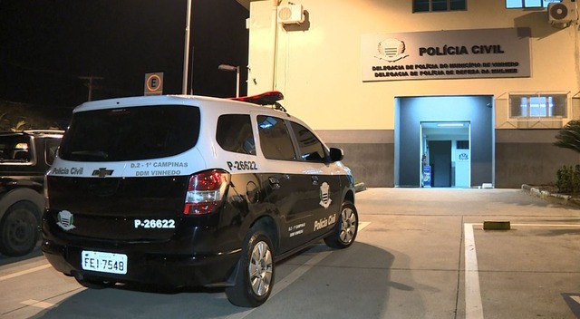 Casal foi levado para a Delegacia de Vinhedo — Foto: Reprodução/EPTV