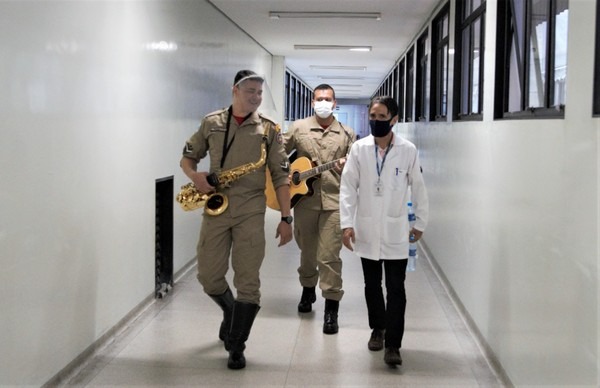 Bombeiro utiliza face shield para conseguir tocar saxofone para pacientes e funcionários em hospital de Campo Grande — Foto: Arquivo Pessoal