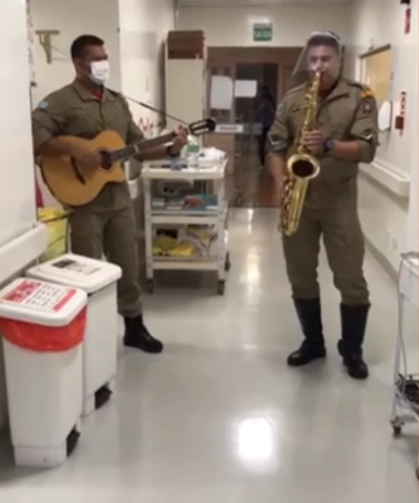 Bombeiros levam música para pacientes com Covid-19 em hospital de Campo Grande