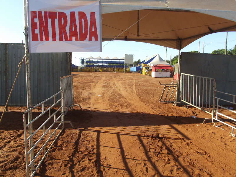Foto da entrada do III Rodeio de Arapuá realizado no ano passado.