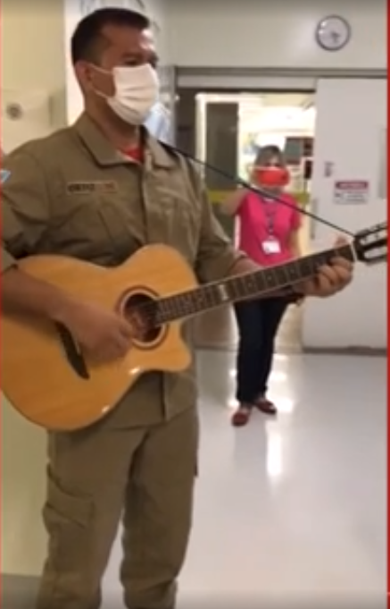 Bombeiros levam música para pacientes com Covid-19 em hospital de Campo Grande