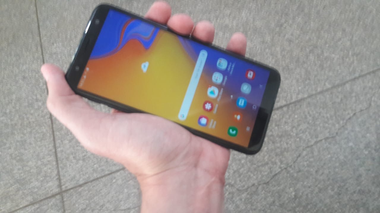 Telefone celular da vítima ,  um modelo Samsung J6 de cor preta foi recuperado nesta terça (25). Foto: Fábio Campos/Rádio Caçula.