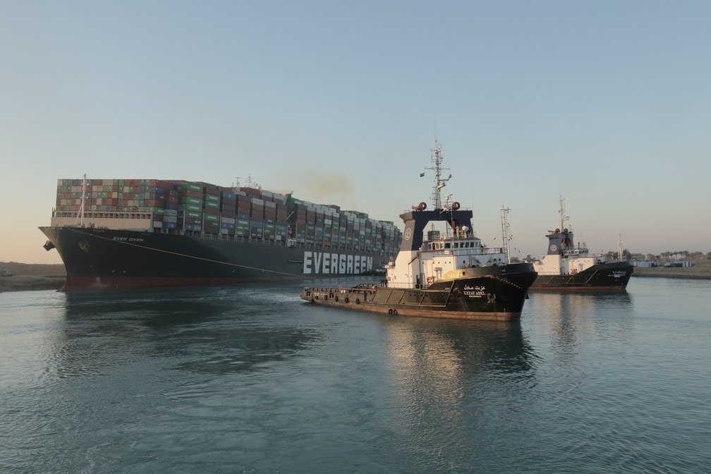 Um dos maiores navios de contêineres do mundo, o Ever Given flutua parcialmente no Canal de Suez na manhã desta segunda (29) — Foto: Autoridade do Canal de Suez via Reuters