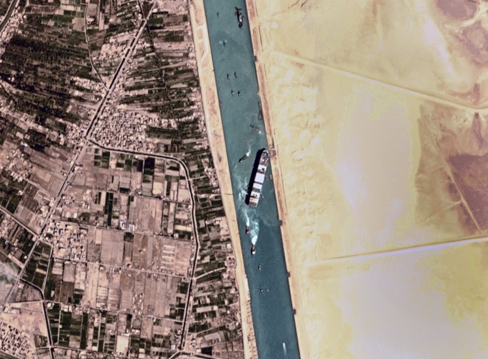 Foto de satélite da manhã desta segunda (29) mostra o Ever Given flutuando parcialmente horas antes de desencalhar totalmente da margem e voltar a navegar pelo Canal de Suez — Foto: Planet Labs Inc. via AP