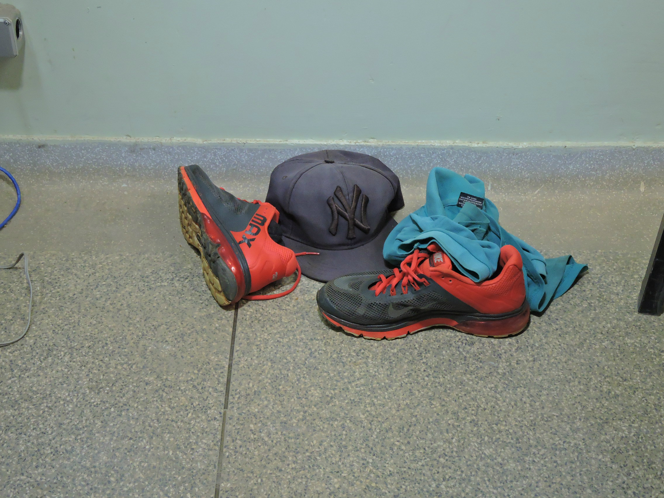 Roupas apreendidas pela SIG de um suposto comparsa usada   no dia do assalto. Foto:Rádio Caçula