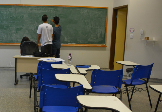 Número de estudantes que deixaram os cursos aumentou 132%, chegando a 6.499 em 2015 - Foto: Paulo Ribas / Correio do Estado