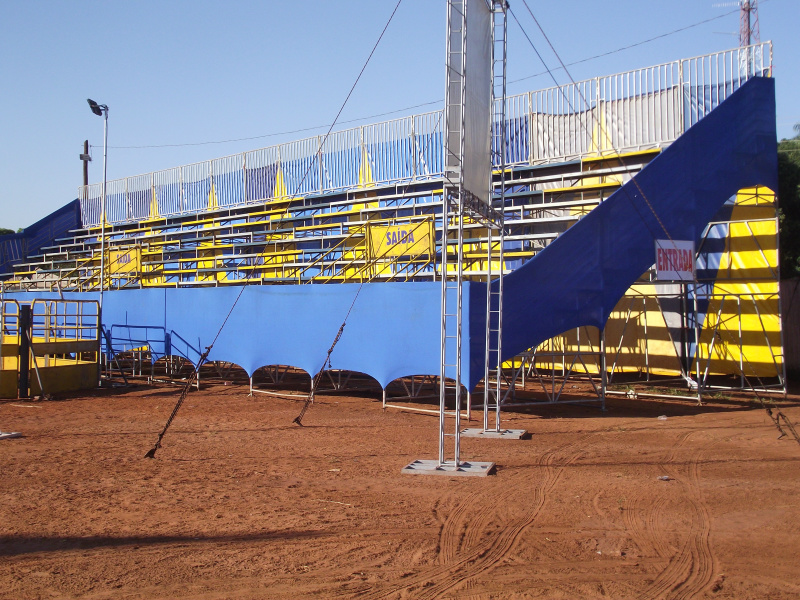 A arquibancada montada no evento não corresponde ao tamanho contratado