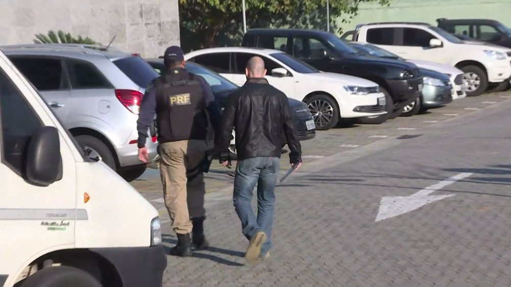 Policiais acusados de corrupção passiva são levados para a sede da PF na Zona Oeste de SP (Foto: Amós Alexandre/GloboNews)