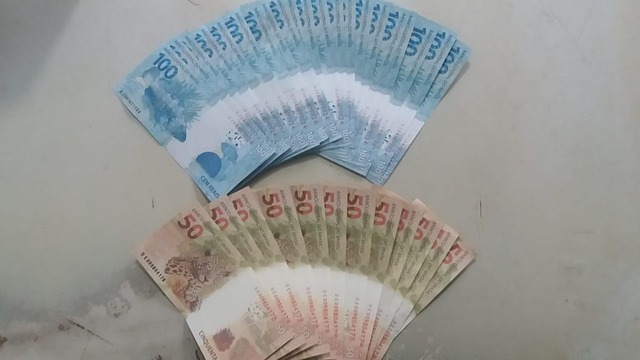 Notas de dinheiro falsas apreendidas 8º Batalhão de Polícia Militar (8º BPM). Foto: 8º BPM