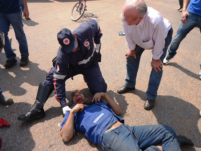 Pecuarista ao lado do acidentado 