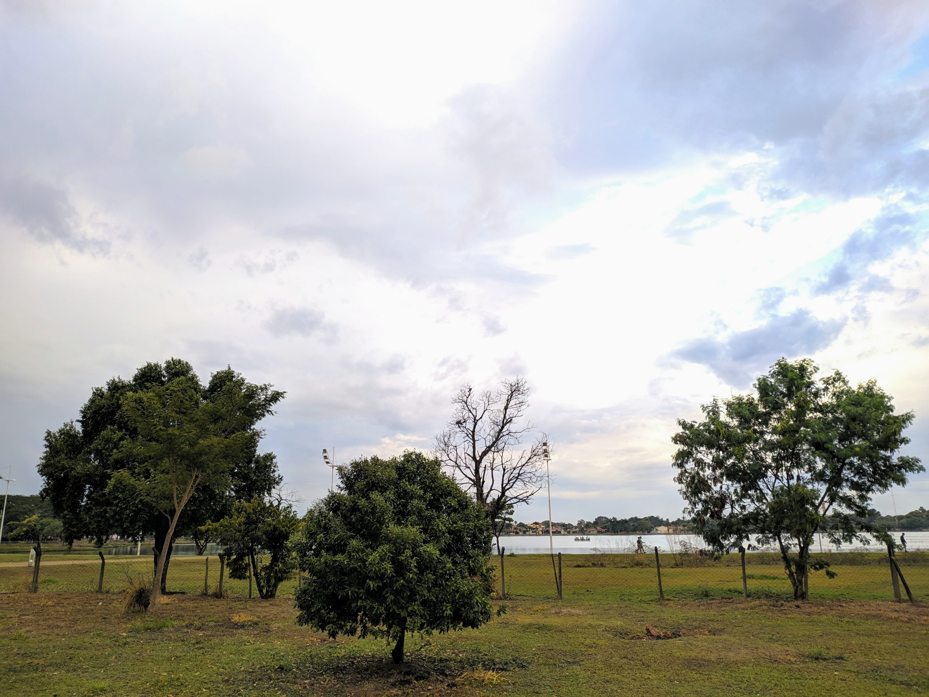 O céu é predominantemente nublado nesta manhã. Foto: Rodrigo de Freitas/Rádio Caçula