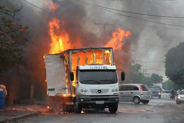 Fogo da carroceria logo se alastrou por todo o caminhão - Foto: Jornal da Nova