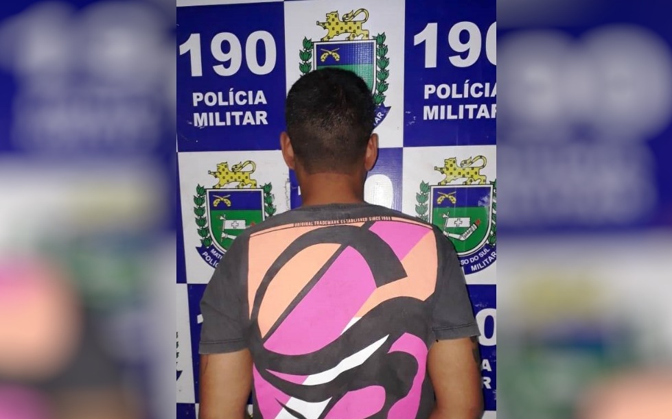 Suspeito identificado como F.T.S. de 28 anos com mandado de prisão expedido em maio deste ano, foi preso portando drogas. Foto: Polícia Militar 
